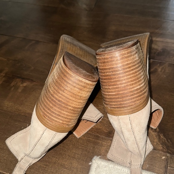 Steve Madden Block Heel Booties, with side cutouts. SIZE 8 - Picture 2 of 3